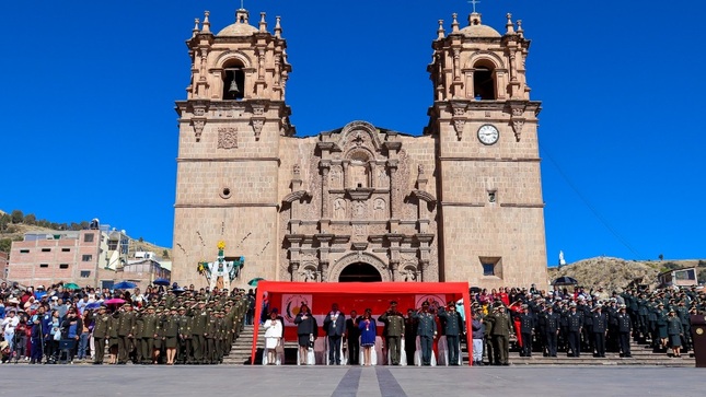 Se realizó izamiento pleno del pabellón nacional y desfile cívico militar celebrando aniversarios de representativas instituciones