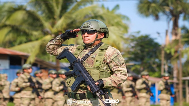 Con patriotismo y civismo se realiz贸 el izamiento del Pabell贸n Nacional en Camisea