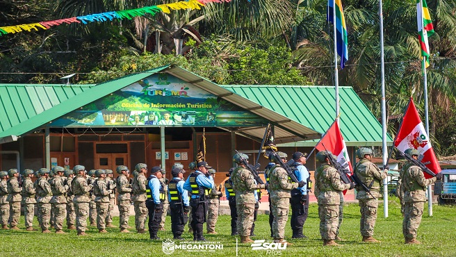 Con patriotismo y civismo se realiz贸 el izamiento del Pabell贸n Nacional en Camisea