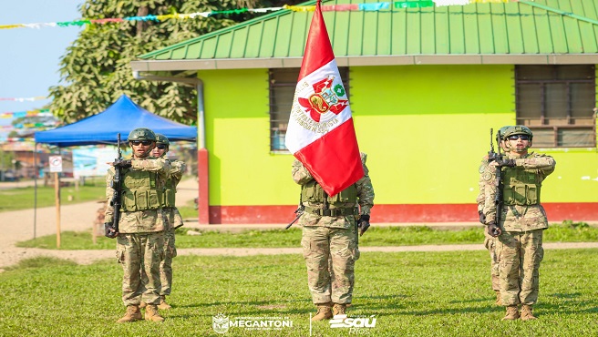 Con patriotismo y civismo se realiz贸 el izamiento del Pabell贸n Nacional en Camisea