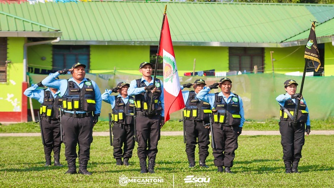 Con patriotismo y civismo se realiz贸 el izamiento del Pabell贸n Nacional en Camisea