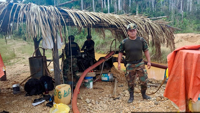 Siguiendo las disposiciones del ministro del Interior, Juan José Santiváñez, para combatir la minería ilegal y delitos conexos en el país, la Policía Nacional del Perú (PNP) ejecutó un operativo helitransportado en el distrito de Colorado, provincia de Manu, región Madre de Dios, logrando incautar maquinaria, bienes y otros insumos utilizados para esta actividad, valorizados en S/7 602 020.
 
Esta importante intervención fue liderada por la Dirección de Medio Ambiente de la PNP, a través del plan operativo “Restauración 2024”, en el anexo San Juan de la mencionada localidad, donde los agentes del orden hallaron hasta ocho campamentos mineros rústicos instalados para realizar labores de extracción de oro, ocasionando la degradación del suelo y la deforestación de la zona boscosa.
 
Ante esta grave afectación del medio ambiente, las fuerzas policiales, en conjunto con el Ministerio Público, decidieron intervenir el lugar con apoyo de personal del Ejército peruano, logrando la incautación de toda la maquinaria, materiales, accesorios e insumos utilizados para esta ilícita actividad, dando un certero golpe contra las organizaciones criminales dedicadas a este delito.
 
Según información de la Policía Nacional, en esta zona se halló una excavadora, generadores eléctricos, motosierras, taladros, volquetes, mangueras, combustible, un cargador frontal, una camioneta pick up, linternas, y otros elementos que, por la dificultad que significaba su trasladado, se decidió aplicar el Decreto Legislativo N° 1100, que establece la interdicción de estos equipos.
