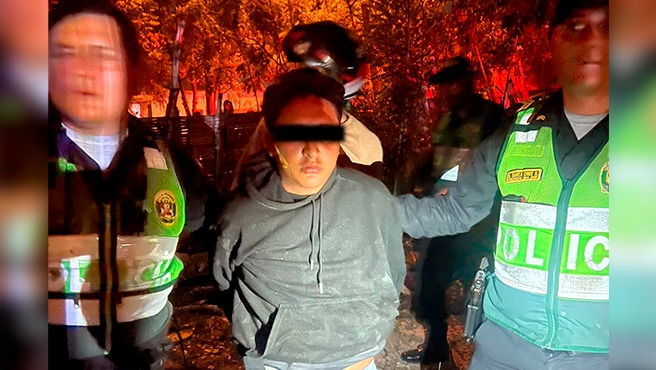 En otro importante golpe contra la criminalidad, la Policía Nacional del Perú (PNP) capturó a un presunto sicario momentos después de cometer un asesinato por encargo en la localidad de Aguas Verdes, región Tumbes.
La intervención de Nelson Morán Álvarez (24) se realizó en el asentamiento humano Campo Amor, en la provincia de Zarumilla, tras una intensa persecución con intercambio de disparos entre agentes de la comisaría de Aguas Verdes y un grupo de delincuentes que intentaban escapar en una moto lineal tras cometer el crimen.
Según informó el jefe del Frente Policial Tumbes, Gral. PNP Javier González, el hecho ocurrió esta madrugada luego que personal de la comisaría de Aguas Verdes tuvo conocimiento del homicidio de un sujeto identificado como Piero Luiggi Ricardi Martínez (24), alias "Piero", quien se encontraba por inmediaciones de un polideportivo
Detallo que, según información de los testigos del hecho, la víctima fue atacada por dos sujetos a bordo de una motocicleta que, sin mediar palabra, le dispararon en diversas partes del cuerpo, para luego darse a la fuga con rumbo desconocido.
La víctima fue auxiliada y llevada al centro de Salud de Zarumilla, donde, lamentablemente, llegó cadáver.
Alertados por el hecho, los agentes iniciaron la persecución logrando detener a uno de los ocupantes de la moto identificado cono Nelson Morán a quien se le encontró un arma de fuego que presuntamente habría usado en el homicidio, un chaleco antibalas y un celular.
El oficial informó que tanto la víctima como el victimario presentan un amplio prontuario policial por diversos delitos que van desde el robo agravado, tráfico de migrantes, tráfico de drogas, extorsión, marcaje, reglaje y sicariato, por lo que no se descartar un ajuste de cuentas entre bandas delictivas.
El detenido fue trasladado a las instalaciones de la Divincri Tumbes y será investigado por el delito contra la vida, el cuerpo y la salud, en la modalidad de homicidio, sicariato y tenencia ilegal de armas de fuego.