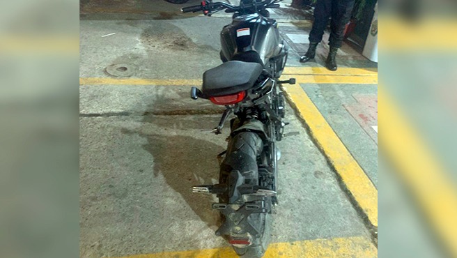 En otro importante golpe contra la criminalidad, la Policía Nacional del Perú (PNP) capturó a un presunto sicario momentos después de cometer un asesinato por encargo en la localidad de Aguas Verdes, región Tumbes.
La intervención de Nelson Morán Álvarez (24) se realizó en el asentamiento humano Campo Amor, en la provincia de Zarumilla, tras una intensa persecución con intercambio de disparos entre agentes de la comisaría de Aguas Verdes y un grupo de delincuentes que intentaban escapar en una moto lineal tras cometer el crimen.
Según informó el jefe del Frente Policial Tumbes, Gral. PNP Javier González, el hecho ocurrió esta madrugada luego que personal de la comisaría de Aguas Verdes tuvo conocimiento del homicidio de un sujeto identificado como Piero Luiggi Ricardi Martínez (24), alias "Piero", quien se encontraba por inmediaciones de un polideportivo
Detallo que, según información de los testigos del hecho, la víctima fue atacada por dos sujetos a bordo de una motocicleta que, sin mediar palabra, le dispararon en diversas partes del cuerpo, para luego darse a la fuga con rumbo desconocido.
La víctima fue auxiliada y llevada al centro de Salud de Zarumilla, donde, lamentablemente, llegó cadáver.
Alertados por el hecho, los agentes iniciaron la persecución logrando detener a uno de los ocupantes de la moto identificado cono Nelson Morán a quien se le encontró un arma de fuego que presuntamente habría usado en el homicidio, un chaleco antibalas y un celular.
El oficial informó que tanto la víctima como el victimario presentan un amplio prontuario policial por diversos delitos que van desde el robo agravado, tráfico de migrantes, tráfico de drogas, extorsión, marcaje, reglaje y sicariato, por lo que no se descartar un ajuste de cuentas entre bandas delictivas.
El detenido fue trasladado a las instalaciones de la Divincri Tumbes y será investigado por el delito contra la vida, el cuerpo y la salud, en la modalidad de homicidio, sicariato y tenencia ilegal de armas de fuego.