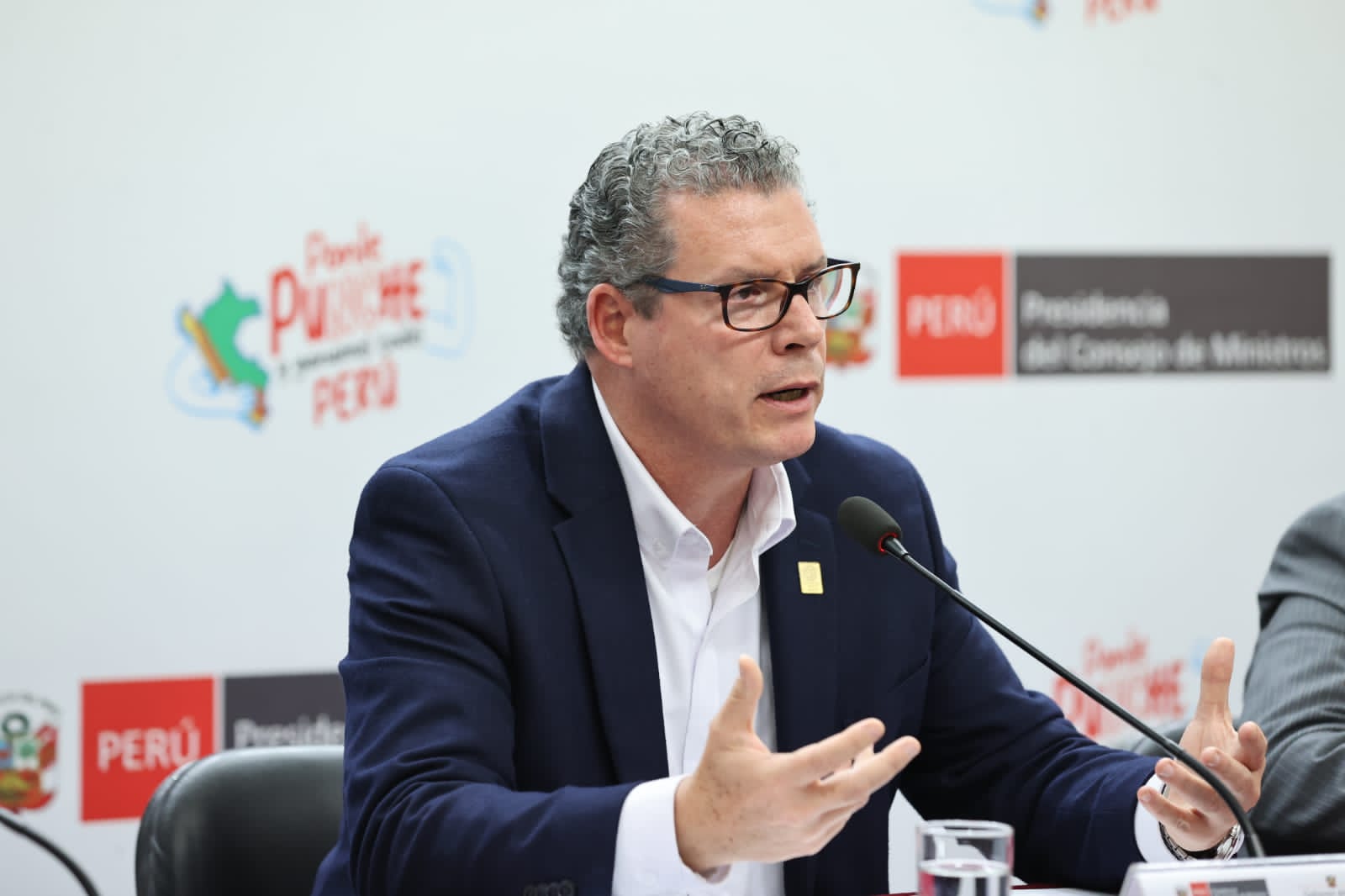 El ministro de Educación, Morgan Quero, anunció que ha propuesto un shock de inversiones de aproximadamente 900 millones de soles en infraestructura y mantenimiento de instituciones educativas públicas que han sido declaradas en emergencia por una ley aprobada por amplia mayoría en el Congreso de la República.
La norma se aplicará en todos los niveles de la educación básica por un periodo inicial de doce meses para asegurar una educación de calidad inclusiva y equitativa en todo el país. La ley podrá prorrogarse mediante decreto supremo firmada por el presidente del Consejo de Ministros y los ministros de Educación y Economía y Finanzas.
En conferencia realizada luego del Consejo de Ministros, el titular del Ministerio de Educación (Minedu) explicó que su sector planifica realizar un censo de infraestructura educativa en Lima Metropolitana y la Provincia Constitucional del Callao, así como una muestra censal en el resto de regiones. El trabajo de campo y el análisis de información y resultados se ejecutará en el segundo semestre del presente año.
Asimismo, el Minedu ha planteado la asignación de recursos para trabajos de mantenimiento extraordinario en 55 073 instituciones educativas públicas en todo el territorio nacional que recibirán de 10 000 a 60 000 soles para realizar, entre setiembre y diciembre próximos, trabajos priorizados de mejora de infraestructura, equipamiento y calidad educativa.
Además, el ministro de Educación informó que se coordina con el Ministerio de Defensa, a través de personal de las Fuerzas Armadas, la ejecución de trabajos de mantenimiento en 400 instituciones educativas públicas de Lima durante las vacaciones de medio año.
Otro proyecto en marcha, prosiguió, es la implementación de Escuelas Modulares en todas las regiones del país con modelos diferenciados para costa, sierra y selva.
Resaltó que la presidenta constitucional de la república, Dina Ercilia Boluarte Zegarra, inauguró hoy la octava Escuela Bicentenario María Parado de Bellido en Santa Anita, que está al servicio de 1400 estudiantes que reciben una infraestructura moderna y serán formados integralmente con novedosas metodologías pedagógicas. Con esta escuela se beneficia a más de 10 850 estudiantes con una inversión de 489 millones de soles.
“La presidenta seguirá inaugurando dos Escuelas Bicentenario por semana hasta julio próximo, y para el 2025 habremos entregado 75 modernos colegios en Lima Metropolitana y nueve regiones del país”.
El ministro Morgan Quero dijo, finalmente, que las inversiones que se ejecutarán en los próximos meses en el sector Educación demandan un gran acuerdo nacional a través del Pacto Social por la Educación que su gestión impulsa para articular esfuerzos y sumar voluntades para darle una educación de calidad al Perú.