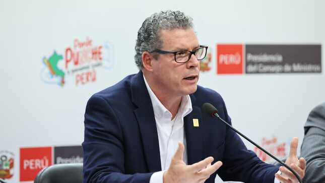 El ministro de Educación, Morgan Quero, anunció que ha propuesto un shock de inversiones de aproximadamente 900 millones de soles en infraestructura y mantenimiento de instituciones educativas públicas que han sido declaradas en emergencia por una ley aprobada por amplia mayoría en el Congreso de la República.

La norma se aplicará en todos los niveles de la educación básica por un periodo inicial de doce meses para asegurar una educación de calidad inclusiva y equitativa en todo el país. La ley podrá prorrogarse mediante decreto supremo firmada por el presidente del Consejo de Ministros y los ministros de Educación y Economía y Finanzas.

En conferencia realizada luego del Consejo de Ministros, el titular del Ministerio de Educación (Minedu) explicó que su sector planifica realizar un censo de infraestructura educativa en Lima Metropolitana y la Provincia Constitucional del Callao, así como una muestra censal en el resto de regiones. El trabajo de campo y el análisis de información y resultados se ejecutará en el segundo semestre del presente año.

Asimismo, el Minedu ha planteado la asignación de recursos para trabajos de mantenimiento extraordinario en 55 073 instituciones educativas públicas en todo el territorio nacional que recibirán de 10 000 a 60 000 soles para realizar, entre setiembre y diciembre próximos, trabajos priorizados de mejora de infraestructura, equipamiento y calidad educativa.

Además, el ministro de Educación informó que se coordina con el Ministerio de Defensa, a través de personal de las Fuerzas Armadas, la ejecución de trabajos de mantenimiento en 400 instituciones educativas públicas de Lima durante las vacaciones de medio año.
Otro proyecto en marcha, prosiguió, es la implementación de Escuelas Modulares en todas las regiones del país con modelos diferenciados para costa, sierra y selva.

Resaltó que la presidenta constitucional de la república, Dina Ercilia Boluarte Zegarra, inauguró hoy la octava Escuela Bicentenario María Parado de Bellido en Santa Anita, que está al servicio de 1400 estudiantes que reciben una infraestructura moderna y serán formados integralmente con novedosas metodologías pedagógicas. Con esta escuela se beneficia a más de 10 850 estudiantes con una inversión de 489 millones de soles.

“La presidenta seguirá inaugurando dos Escuelas Bicentenario por semana hasta julio próximo, y para el 2025 habremos entregado 75 modernos colegios en Lima Metropolitana y nueve regiones del país”.

El ministro Morgan Quero dijo, finalmente, que las inversiones que se ejecutarán en los próximos meses en el sector Educación demandan un gran acuerdo nacional a través del Pacto Social por la Educación que su gestión impulsa para articular esfuerzos y sumar voluntades para darle una educación de calidad al Perú.