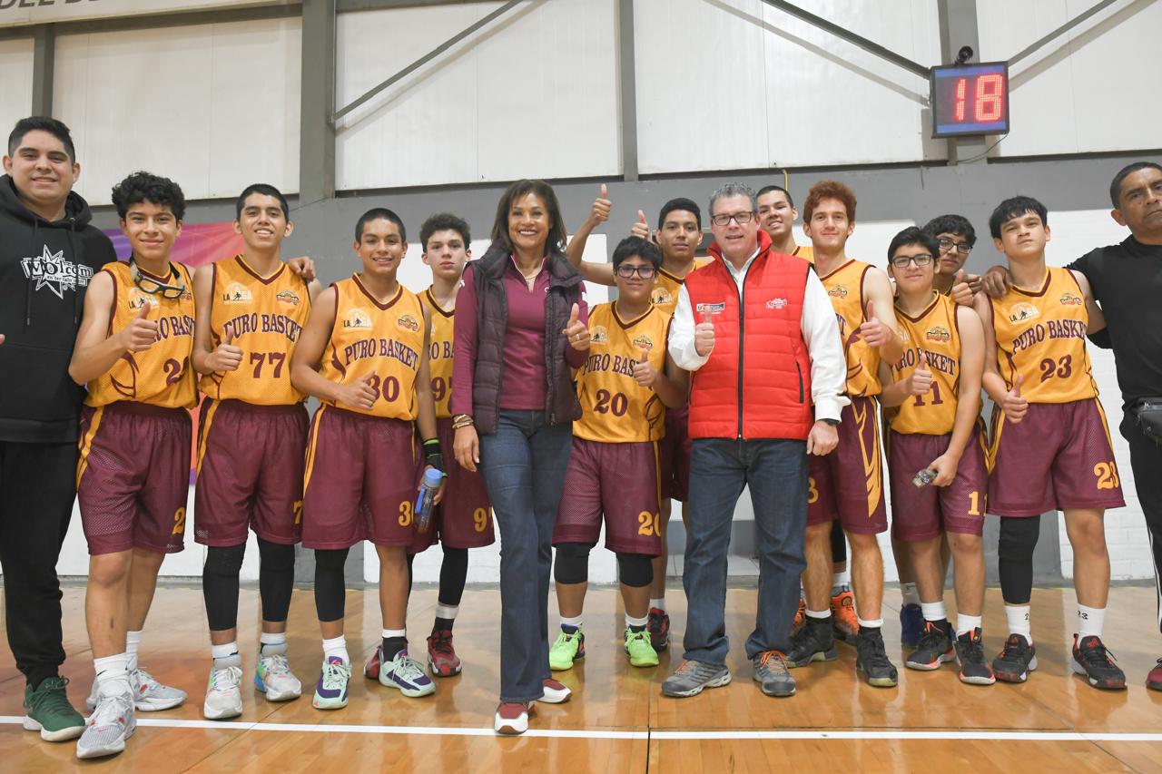 El ministro de Educación, Morgan Quero, afirmó que el Campeonato Mundial de Vóley Femenino Sub-17 se realizará en Lima del 17 al 24 de agosto, gracias al trabajo articulado del Gobierno, el sector privado y muchas personas e instituciones que hacen realidad la propuesta de un Pacto Social por la Educación, que une y cohesiona a todos los peruanos.
Así lo anunció luego de realizar una visita de inspección a las instalaciones del Coliseo Eduardo Dibós en compañía de la medallista olímpica Cecilia Tait, quien también es integrante de la junta administrativa de la Federación Internacional de Vóley (FIVB); Guido Flores, presidente del Instituto Peruano del Deporte (IPD), y Gino Vegas, presidente de la Federación Peruana de Vóley (FPV).
En el recorrido se inspeccionó el espacio de calentamiento alterno para las deportistas, los vestuarios y los servicios higiénicos. Las autoridades se comprometieron a mejorar la iluminación del coliseo antes del 15 de julio, fecha en que una delegación de la FIVB llegará a Lima para dar el visto bueno a todo lo que se requiere para un adecuado desarrollo del evento.
“Estamos orgullosos de nuestro vóley femenino. Un compromiso de mi gestión es proveer todo lo necesario para que el Mundial de Vóley se realice en forma impecable, con la participación de nuestra selección femenina sub-17”, aseveró el ministro Morgan Quero.
Agregó que, como en la organización del evento deportivo, el Pacto Social por la Educación que impulsa su sector busca que todos los peruanos puedan ponerse de acuerdo y se cuente con la participación del sector privado, Gobiernos regionales, Congreso de la República, gremios, docentes, deportistas que están en actividad y los que han dado lauros al Perú, a fin de lograr grandes objetivos.
“Juntos podemos alcanzar grandes logros para el Perú. Cuando los peruanos nos unimos somos capaces de realizar grandes obras y también ganar campeonatos internacionales, como lo ha hecho nuestra Zurda de Oro, Cecilia Tait”, enfatizó el ministro.
*Perú ante el mundo*
Cecilia Tait, por su parte, manifestó estar gratamente sorprendida por la forma en que se ha avanzado para mejorar el Coliseo Eduardo Dibós y dejar camerinos dignos de jugadoras, “porque yo, como deportista, siempre voy a cuidar el prestigio de mi institución y de mi país”.
Explicó que el IPD va a mejorar la iluminación del recinto deportivo, porque “con una buena iluminación vamos a poder captar la señal y emitir la transmisión en vivo a través de nuestro canal de televisión estatal. Lo que el Perú presente como anfitrión se va a ver a nivel mundial”.
“El Gobierno de la presidente Dina Boluarte Zegarra nos dio la carta de garantía y está dispuesto a ayudar completamente no solo al vóley. El incremento de las La Becas 18 que se otorgan el presente año ha generado mucha alegría entre los estudiantes que egresan de los colegios”, precisó Tait.
Los presidentes del IPD y la FPV también resaltaron los avances efectuados para dejar listo el coliseo para la competencia, y coincidieron en que el Pacto Social por la Educación implica trabajar en forma articulada y planificar la manera en que se promoverá una labor conjunta con colegios y asociaciones para fomentar la práctica de los deportes en nuestro país.