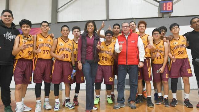 El ministro de Educación, Morgan Quero, afirmó que el Campeonato Mundial de Vóley Femenino Sub-17 se realizará en Lima del 17 al 24 de agosto, gracias al trabajo articulado del Gobierno, el sector privado y muchas personas e instituciones que hacen realidad la propuesta de un Pacto Social por la Educación, que une y cohesiona a todos los peruanos.

Así lo anunció luego de realizar una visita de inspección a las instalaciones del Coliseo Eduardo Dibós en compañía de la medallista olímpica Cecilia Tait, quien también es integrante de la junta administrativa de la Federación Internacional de Vóley (FIVB); Guido Flores, presidente del Instituto Peruano del Deporte (IPD), y Gino Vegas, presidente de la Federación Peruana de Vóley (FPV).

En el recorrido se inspeccionó el espacio de calentamiento alterno para las deportistas, los vestuarios y los servicios higiénicos. Las autoridades se comprometieron a mejorar la iluminación del coliseo antes del 15 de julio, fecha en que una delegación de la FIVB llegará a Lima para dar el visto bueno a todo lo que se requiere para un adecuado desarrollo del evento.

“Estamos orgullosos de nuestro vóley femenino. Un compromiso de mi gestión es proveer todo lo necesario para que el Mundial de Vóley se realice en forma impecable, con la participación de nuestra selección femenina sub-17”, aseveró el ministro Morgan Quero.

Agregó que, como en la organización del evento deportivo, el Pacto Social por la Educación que impulsa su sector busca que todos los peruanos puedan ponerse de acuerdo y se cuente con la participación del sector privado, Gobiernos regionales, Congreso de la República, gremios, docentes, deportistas que están en actividad y los que han dado lauros al Perú, a fin de lograr grandes objetivos.

“Juntos podemos alcanzar grandes logros para el Perú. Cuando los peruanos nos unimos somos capaces de realizar grandes obras y también ganar campeonatos internacionales, como lo ha hecho nuestra Zurda de Oro, Cecilia Tait”, enfatizó el ministro.

*Perú ante el mundo*

Cecilia Tait, por su parte, manifestó estar gratamente sorprendida por la forma en que se ha avanzado para mejorar el Coliseo Eduardo Dibós y dejar camerinos dignos de jugadoras, “porque yo, como deportista, siempre voy a cuidar el prestigio de mi institución y de mi país”.

Explicó que el IPD va a mejorar la iluminación del recinto deportivo, porque “con una buena iluminación vamos a poder captar la señal y emitir la transmisión en vivo a través de nuestro canal de televisión estatal. Lo que el Perú presente como anfitrión se va a ver a nivel mundial”.

“El Gobierno de la presidente Dina Boluarte Zegarra nos dio la carta de garantía y está dispuesto a ayudar completamente no solo al vóley. El incremento de las La Becas 18 que se otorgan el presente año ha generado mucha alegría entre los estudiantes que egresan de los colegios”, precisó Tait.

Los presidentes del IPD y la FPV también resaltaron los avances efectuados para dejar listo el coliseo para la competencia, y coincidieron en que el Pacto Social por la Educación implica trabajar en forma articulada y planificar la manera en que se promoverá una labor conjunta con colegios y asociaciones para fomentar la práctica de los deportes en nuestro país.