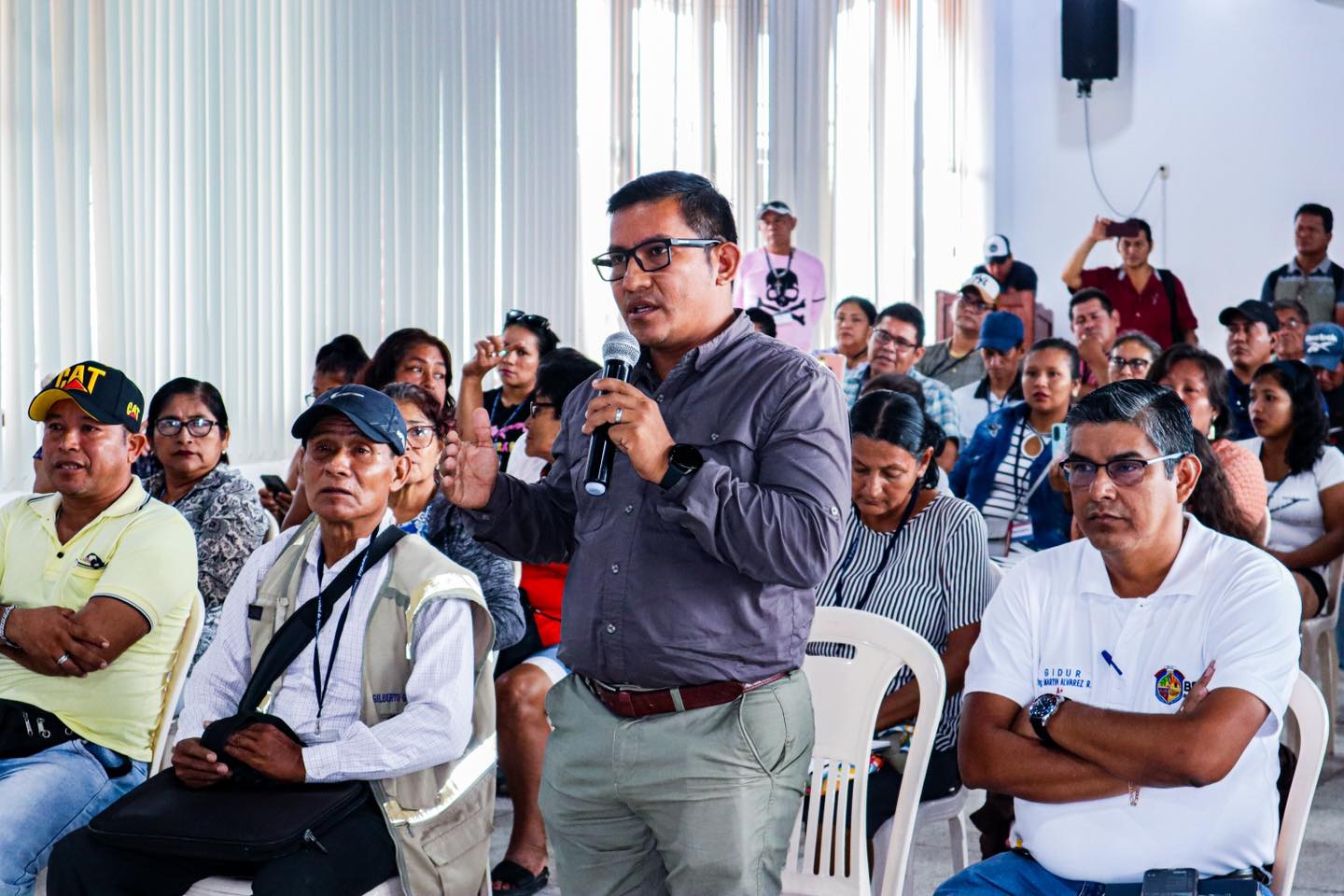 Alcalde Cesar Vidaurre y dirigentes de belรฉn sostienen Reuniรณn con gerente regional de Loreto.