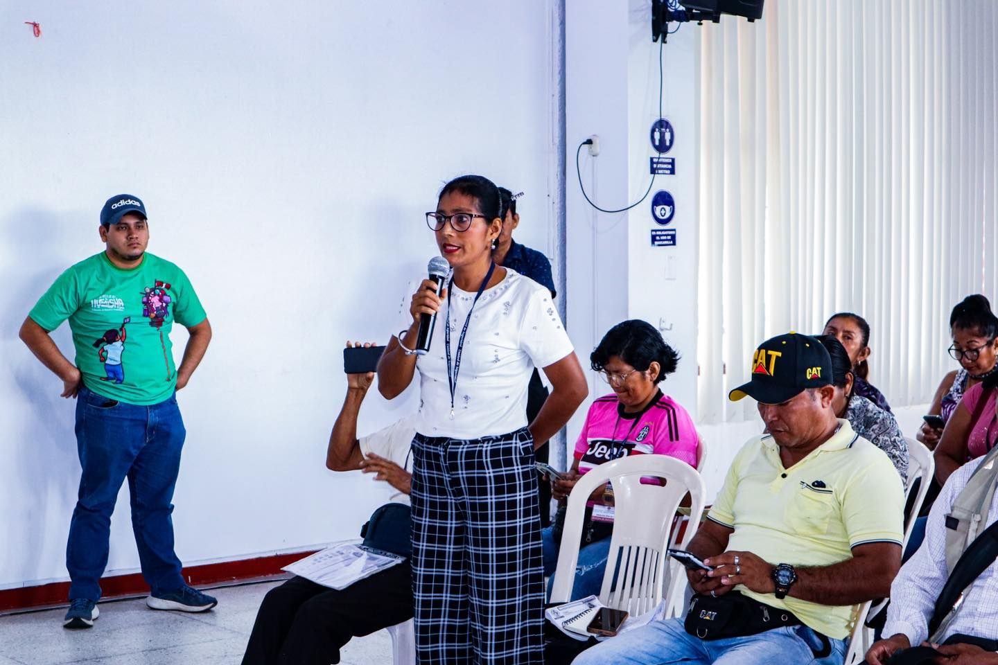 Alcalde Cesar Vidaurre y dirigentes de belรฉn sostienen Reuniรณn con gerente regional de Loreto.