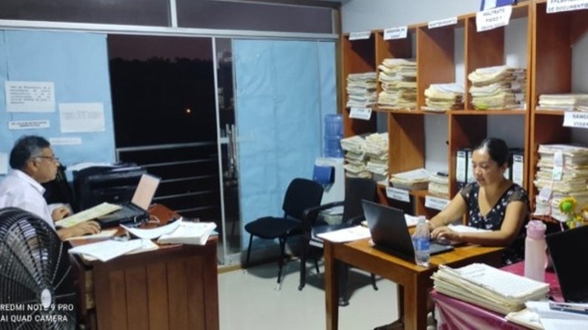 Se modificará una directiva para que los docentes y administrativos en las residencias estudiantiles sean mujeres

El ministro de Educación, Morgan Quero, dispuso el cese de seis docentes que fueron destituidos e inhabilitados por cometer hostigamiento sexual contra estudiantes en 2023 y, pese a ello, fueron contratados este año por tres UGEL de las regiones Amazonas, Loreto y San Martín.

El ministro Quero informó que el equipo técnico de especialistas que el Ministerio de Educación (Minedu) envió a Amazonas detectó que estos docentes sancionados tenían contratos vigentes: 3 de ellos en la UGEL IBIR-Imaza (Amazonas), 2 en la UGEL Datem del Marañón (Loreto) y 1 en la UGEL Rioja (San Martín).

Asimismo, en un oficio al fiscal de la nación, Juan Carlos Villena, el ministro Quero solicitó la reapertura de los casos de hostigamiento y violación sexual en agravio de estudiantes de Condorcanqui, declarados prescritos en la vía administrativa, para el inicio de las acciones legales correspondientes.

El titular de Educación anunció que el Minedu bloqueará en sus sistemas de Recursos Humanos a todos los docentes denunciados por violencia sexual para que no vuelvan a ser contratados en ninguna institución educativa.

Anotó que, ante los casos de violación denunciados en la región Amazonas, se modificará una directiva del sector para que los docentes y trabajadores administrativos en las residencias estudiantiles sean mujeres.

El ministro Quero indicó también que el Minedu gestionará la transferencia de 4.2 millones de soles a la región Amazonas. De esa suma, 1.2 millones de soles serán para mejorar la gestión institucional y pedagógica en la provincia de Condorcanqui.

Agregó que se destinarán a Condorcanqui 10 domos o estructuras temporales con mobiliario y 50 biodigestores; se mejorarán los servicios higiénicos de las escuelas, y se implementará una mesa de diálogo para ofrecer asistencia técnica a los Gobiernos locales en la elaboración de sus expedientes técnicos.


De otro lado, en una entrevista, el ministro Quero ofreció disculpas a la vicepresidenta de la Organización Regional de Pueblos Indígenas, Raquel Caicat, quien representa a los pueblos awajún y wampi, por las declaraciones realizadas la semana pasada, y se comprometió a viajar a Condorcanqui en los próximos días.

En una reunión que el ministro de Educación sostuvo con el alcalde de la Municipalidad Provincial de Condorcanqui, Hermógenes Lozano, el burgomaestre anunció que, para agosto de este año, se espera inaugurar la primera cámara Gesell en su provincia, la segunda en la región Amazonas, que permitirá atender con eficiencia los casos de violencia física y sexual en la comunidad.