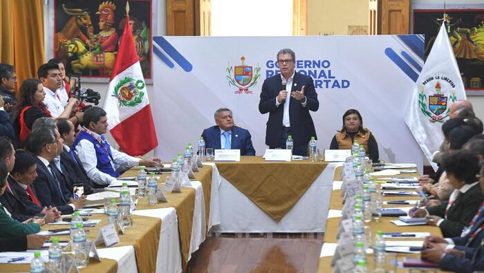 El ministro de Educación participó en Encuentro Nacional de Gerentes y Directores Regionales de Educación en Trujillo
El ministro de Educación, Morgan Quero, anunció la creación del Premio Escolar APEC 2024 con el fin de motivar a los estudiantes a contar sus historias y expresar su visión de lo que este Foro de Cooperación Económica Asia Pacífico significa para el Perú.
Durante su intervención en el Primer Encuentro Nacional de Gerentes y Directores Regionales de Educación, en el marco del APEC, que se realiza en Trujillo y es organizado por el Gobierno Regional de La Libertad, el ministro Quero indicó que el premio se entregará antes del inicio de la reunión del APEC, que este año tiene al Perú como sede.
El ministro sostuvo que lograr una educación de calidad con la participación de todos los sectores convertirá al Perú en un país competitivo, y afirmó que eso es posible con un Pacto Social por la Educación.
Asimismo, resaltó que, este año, el Gobierno de la presidenta Dina Boluarte ha incrementado en 3055 millones de soles el presupuesto para el sector Educación, que ahora equivale al 4.62 % del PBI del país, y con mayor participación para los Gobiernos regionales.
“El Gobierno trabaja para cerrar la brecha de infraestructura educativa, que es enorme, y también para mejorar la calidad de la educación mediante la capacitación de los docentes, el fortalecimiento de la educación tecnológica y la articulación con otros sectores”, señaló.
Igualmente, resaltó el éxito de los Colegios de Alto Rendimiento y el Programa Nacional de Becas y Crédito Educativo (Pronabec), que cubren todos los gastos de la educación de estudiantes sobresalientes de instituciones educativas públicas en zonas de pobreza o extrema pobreza.
Finalmente, sostuvo que el modelo de educación que necesita el Perú para el siglo XXI debe ser un tema de debate nacional para llegar a consensos y metas que podrán alcanzarse con la participación de todos los peruanos.
En la inauguración del evento, el gobernador regional de La Libertad, César Acuña, señaló que, con el ministro Quero, “el sector Educación está en muy buenas manos, porque se necesita un gestor que conozca la realidad de la educación y mire hacia el futuro”.