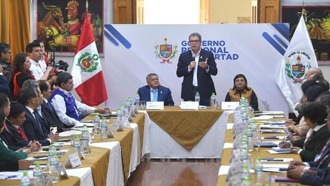 El ministro de Educación participó en Encuentro Nacional de Gerentes y Directores Regionales de Educación en Trujillo

El ministro de Educación, Morgan Quero, anunció la creación del Premio Escolar APEC 2024 con el fin de motivar a los estudiantes a contar sus historias y expresar su visión de lo que este Foro de Cooperación Económica Asia Pacífico significa para el Perú.

Durante su intervención en el Primer Encuentro Nacional de Gerentes y Directores Regionales de Educación, en el marco del APEC, que se realiza en Trujillo y es organizado por el Gobierno Regional de La Libertad, el ministro Quero indicó que el premio se entregará antes del inicio de la reunión del APEC, que este año tiene al Perú como sede.

El ministro sostuvo que lograr una educación de calidad con la participación de todos los sectores convertirá al Perú en un país competitivo, y afirmó que eso es posible con un Pacto Social por la Educación.

Asimismo, resaltó que, este año, el Gobierno de la presidenta Dina Boluarte ha incrementado en 3055 millones de soles el presupuesto para el sector Educación, que ahora equivale al 4.62 % del PBI del país, y con mayor participación para los Gobiernos regionales.

“El Gobierno trabaja para cerrar la brecha de infraestructura educativa, que es enorme, y también para mejorar la calidad de la educación mediante la capacitación de los docentes, el fortalecimiento de la educación tecnológica y la articulación con otros sectores”, señaló.

Igualmente, resaltó el éxito de los Colegios de Alto Rendimiento y el Programa Nacional de Becas y Crédito Educativo (Pronabec), que cubren todos los gastos de la educación de estudiantes sobresalientes de instituciones educativas públicas en zonas de pobreza o extrema pobreza.

Finalmente, sostuvo que el modelo de educación que necesita el Perú para el siglo XXI debe ser un tema de debate nacional para llegar a consensos y metas que podrán alcanzarse con la participación de todos los peruanos.

En la inauguración del evento, el gobernador regional de La Libertad, César Acuña, señaló que, con el ministro Quero, “el sector Educación está en muy buenas manos, porque se necesita un gestor que conozca la realidad de la educación y mire hacia el futuro”.
