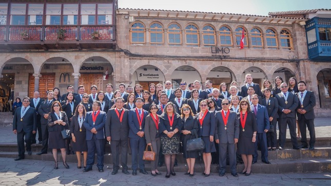 Familia Judicial Cusqueña participó en el izamiento del Pabellón Nacional y Desfie Cívico - Patriótico