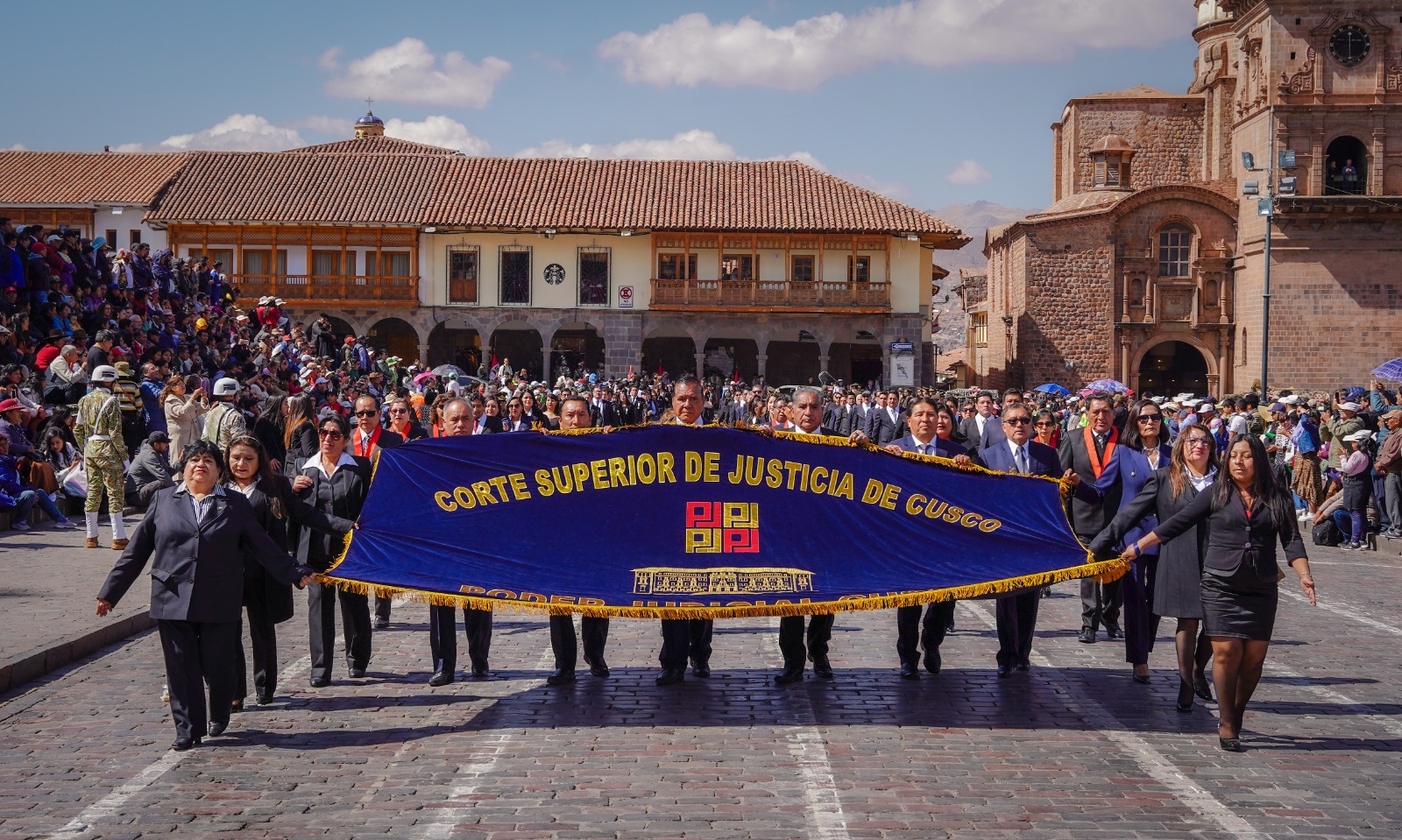 Familia Judicial Cusqueña participó en el izamiento del Pabellón Nacional y Desfie Cívico - Patriótico
