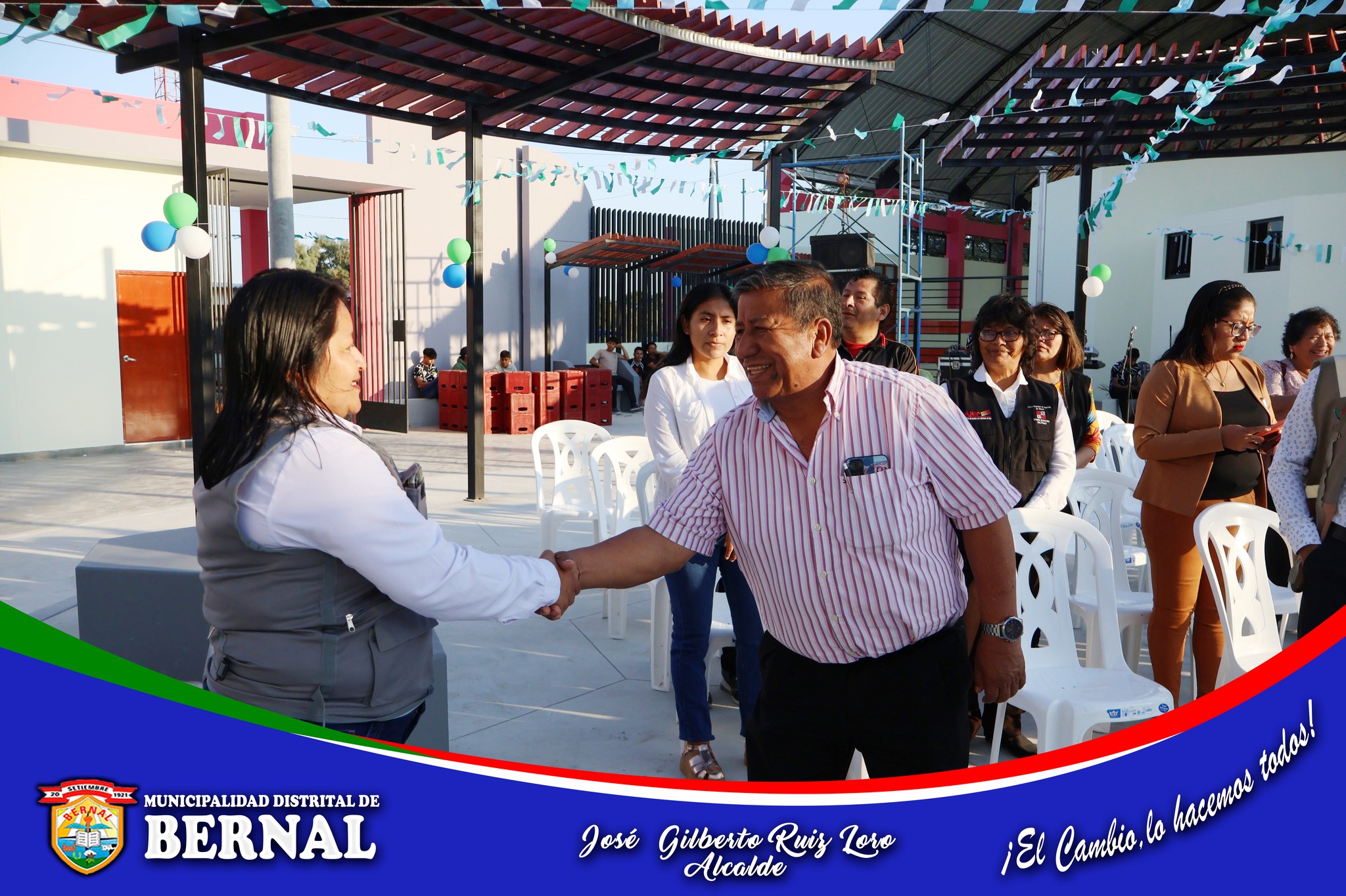 Alcalde de Sechura entrega moderno polideportivo a Nuevo Chancay con la participaci贸n del Alcalde del distrito de Bernal.