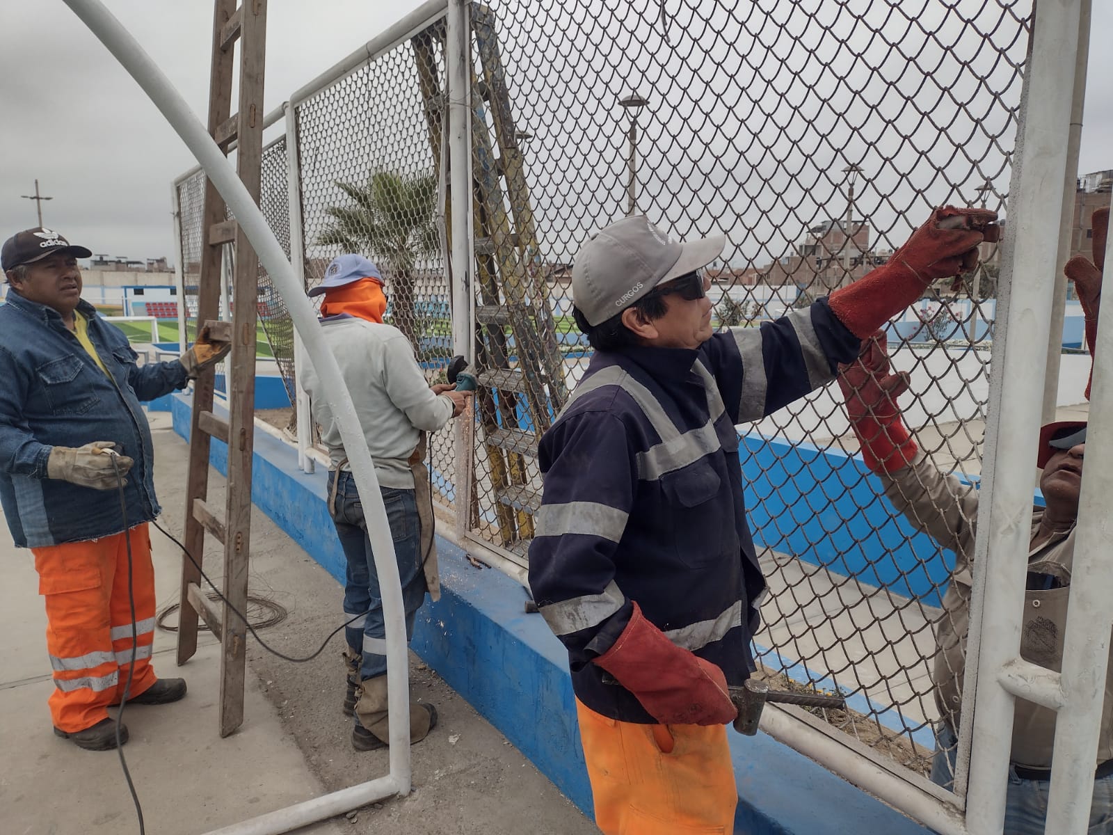 Mejoran patio de comidas y enrejado de losas deportivas en Centro Recreativo La Rinconada