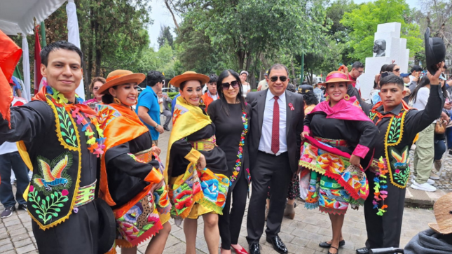 Media millar de connacionales se citan en el Parque del Perú de México para celebrar las fiestas patrias