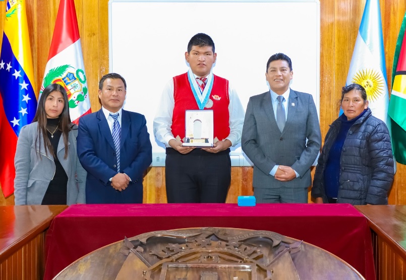 Alcalde Javier Ponce Roque reconoce a mas promesas puneñas que serán parte del 38° campeonato internacional de juegos matemáticos y lógicos