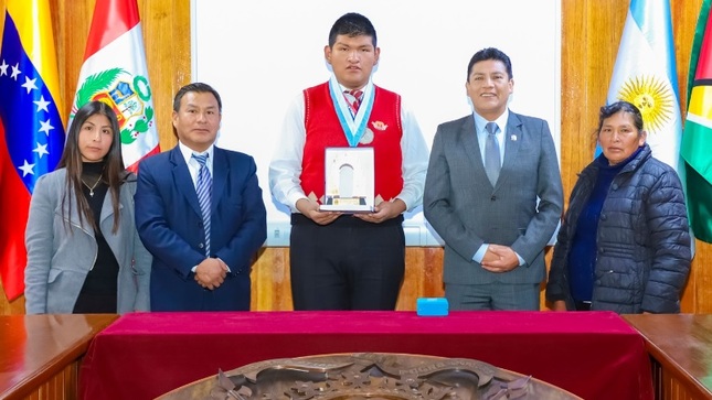 Alcalde Javier Ponce Roque reconoce a mas promesas puneñas que serán parte del 38° campeonato internacional de juegos matemáticos y lógicos 