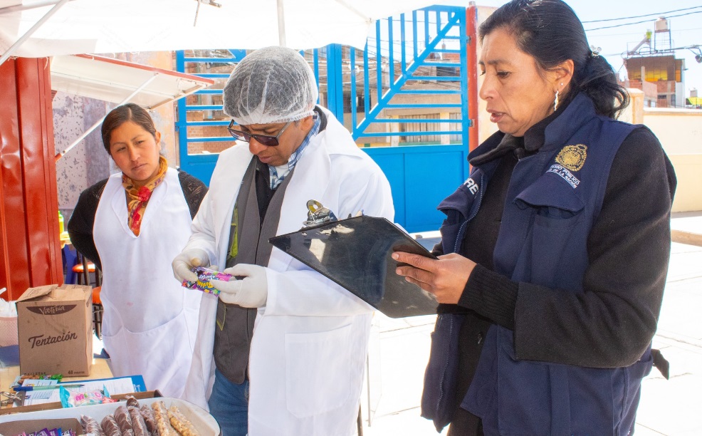 Para resguardar la salud de escolares, la Municipalidad de Puno realiza fiscalizaciones inopinadas a quioscos de instituciones educativas