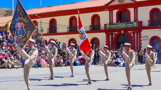 Municipalidad de Puno saluda por aniversario de la institución educativa emblemática Gran Unidad Escolar San Carlos de Puno