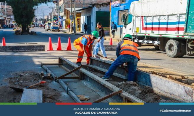 👷♂️ ¡Buenas noticias para Cajamarca! Continuamos con la obra en la Av. San Martín, entre las avenidas Atahualpa y Héroes del Cenepa, sector 13.
🚧 El inspector de obra, Elio Quiroz Aceijas, infornó que se avanza con la construcción de sardineles y muy pronto se realizará la pavimentación de la vía.
🤝 Agradecemos a los vecinos por su paciencia y apoyo durante estos trabajos. Juntos, seguimos construyendo una Cajamarca más segura, ordenada y limpia.