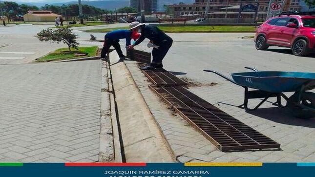 ✅ La Gerencia de Desarrollo Ambiental llevó a cabo una jornada de limpieza en el complejo Qhapaq Ñan, enfocándose en cunetas y rejillas de la zona.
✔ Esta actividad es parte de los esfuerzos continuos de la #MPC para mantener la infraestructura urbana en óptimas condiciones y prevenir obstrucciones en el drenaje pluvial.
🗣 Gracias al arduo trabajo del equipo de limpieza pública, se retiraron residuos acumulados que podrían causar inundaciones y afectar el entorno del complejo. Esta iniciativa no solo mejora la estética y funcionalidad de la zona, sino que también protege la integridad de este importante sitio cultural.