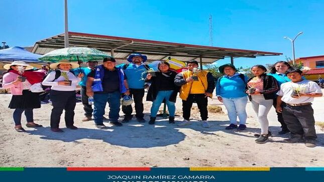 ✅ El Programa Municipal Educca de la #MPC realizó una campaña de sensibilización en la Plaza Pecuaria de Iscoconga, liderada por un equipo de educadores ambientales. 
🗣 Recorrieron los puestos de los comerciantes con mensajes clave sobre el manejo adecuado de residuos, utilizando megáfonos y actividades lúdicas para involucrar a la comunidad. 
✔ Los participantes recibieron plantas ornamentales e insumos de aseo como incentivo para adoptar prácticas responsables.