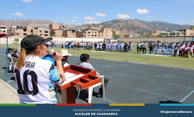 ⛳️La gerencia de Desarrollo Social y Humano a través de la subgerencia de Educación, Recreación y Deporte inauguró el II Campeonato AMUCEP 2024, cuyo propósito es fortalecer la sana competencia con las comunidades y la celebración del deporte rey en el estadio Municipal.
⚽️La subgerente de Participación Vecinal y Registro Civil, Elvira Taculi, dio el realce a este evento con el play de honor y con un desfile de las 16 delegaciones de los centros poblados se dio inicio al II Campeonato AMUCEP 2024.