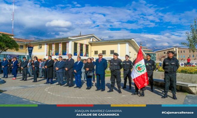 El pleno del concejo provincial y el gerente del SAT Cajmarca realizaron el izamiento del pabellón nacional y la bandera de Cajamarca, contando con la participación de todos los colaboradores de la Municipalidad Provincial de Cajamarca.