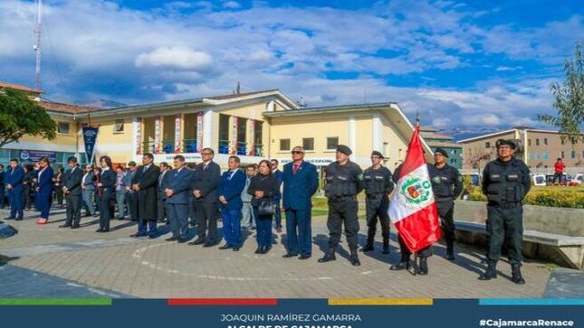 El pleno del concejo provincial  y el gerente del SAT Cajmarca realizaron el izamiento del pabellón nacional y la bandera de Cajamarca, contando con la participación de todos los colaboradores de la Municipalidad Provincial de Cajamarca.