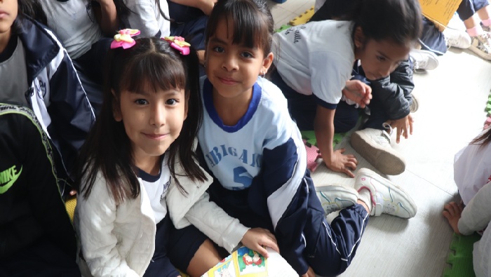Niños y niñas
