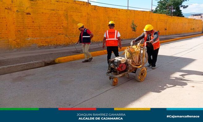 π La Municipalidad de Cajamarca, a travΓ©s de la Gerencia de Transporte y Seguridad Vial, sigue trabajando de manera constante en el pintado de seΓ±alizaciΓ³n en diversas calles de nuestra ciudad.
π Este esfuerzo busca reducir los accidentes de trΓ‘nsito y hacer respetar las zonas rΓgidas y prohibidas, mejorando la fluidez del trΓ‘fico.
π£οΈ En esta ocasiΓ³n, el personal de la Subgerencia de InspecciΓ³n y Seguridad Vial realizΓ³ el pintado a lo largo del Jr. Coricancha en el barrio San MartΓn.