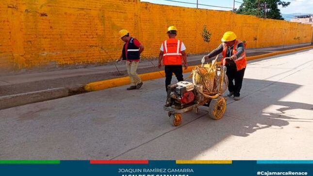 🛑 La Municipalidad de Cajamarca, a través de la Gerencia de Transporte y Seguridad Vial, sigue trabajando de manera constante en el pintado de señalización en diversas calles de nuestra ciudad. 
🚗 Este esfuerzo busca reducir los accidentes de tránsito y hacer respetar las zonas rígidas y prohibidas, mejorando la fluidez del tráfico.
🛣️ En esta ocasión, el personal de la Subgerencia de Inspección y Seguridad Vial realizó el pintado a lo largo del Jr. Coricancha en el barrio San Martín.