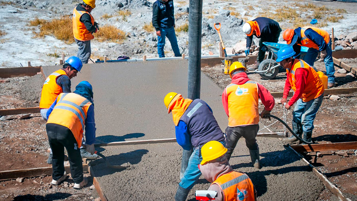 Ejecutan vaciado de loza de concreto donde se instalará la planta de tratamiento de agua potable en el centro poblado de los Uros Chulluni.