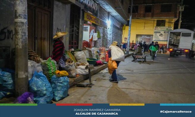 ๐ข Para ordenar el transporte de vehรญculos pesados y el comercio informal, la Municipalidad de Cajamarca, a travรฉs de sus gerencias de Transporte, Desarrollo Econรณmico y Seguridad Ciudadana, ha intensificado los operativos de control en zonas no autorizadas.
๐บRecientemente, los inspectores intervinieron a conductores en los jirones Iquique y Leguรญa, quienes realizaban carga y descarga fuera de los horarios permitidos.
๐ ๐๐๐๐ฎ๐๐ซ๐๐: La carga y descarga en รกreas autorizadas se realiza de lunes a domingo de 10:00 p.m. a 5:00 a.m., con un mรกximo de 30 minutos. El incumplimiento serรก sancionado segรบn la Ordenanza Municipal Nยฐ 829-CMPC.