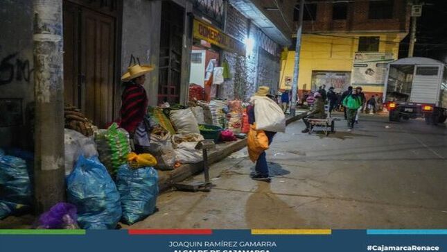 📢 Para ordenar el transporte de vehículos pesados y el comercio informal, la Municipalidad de Cajamarca, a través de sus gerencias de Transporte, Desarrollo Económico y Seguridad Ciudadana, ha intensificado los operativos de control en zonas no autorizadas. 
🔺Recientemente, los inspectores intervinieron a conductores en los jirones Iquique y Leguía, quienes realizaban carga y descarga fuera de los horarios permitidos. 
🕙 𝐑𝐞𝐜𝐮𝐞𝐫𝐝𝐚: La carga y descarga en áreas autorizadas se realiza de lunes a domingo de 10:00 p.m. a 5:00 a.m., con un máximo de 30 minutos. El incumplimiento será sancionado según la Ordenanza Municipal N° 829-CMPC.