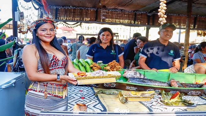 Tradiciรณn culinaria desde el Bajo Urubamba presente en la Expo Feria de la Mancomunidad Amazรณnica 2024.