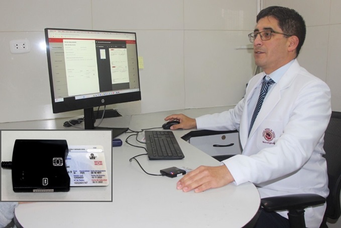 Médico del INCN ingresa datos a la historia clínica electrónica