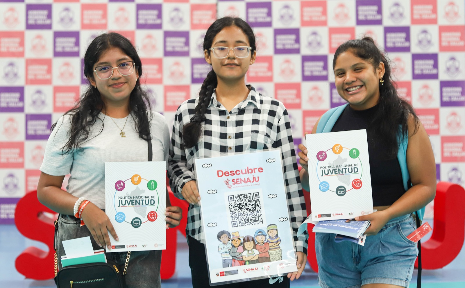 Ganadores de las categorías de Letras y Ciencia y Tecnología recibirán un premio de S/15 450

Si tienes entre 15 y 29 años, y vives en alguna región del Perú, el Ministerio de Educación (Minedu), a través de la Secretaría Nacional de la Juventud (Senaju), te invita a postular al Premio Nacional de la Juventud Yenuri Chiguala Cruz 2024, en dos categorías: Letras y Ciencia y Tecnología.

En la categoría Letras, se reconocerá a jóvenes u organizaciones juveniles que, empleando el lenguaje, contribuyan al enriquecimiento de nuestra cultura; mientras que en la otra categoría se reconocerá las actividades en los campos de la ciencia, técnica y humanidades que permitan el descubrimiento de nuevos conocimientos y tecnologías innovadoras.

El premio en cada categoría será de S/15 450, además de dos menciones honrosas por cada modalidad, con un premio de S/5150. Todos los ganadores recibirán un trofeo y un diploma de reconocimiento por su destacada labor.

Al respecto, el ministro de Educación, Morgan Quero, indicó que los jóvenes e instituciones juveniles inscritas en el Registro Nacional de Organizaciones Juveniles de la Senaju que deseen participar en el certamen pueden inscribirse hasta el 31 de julio a las 17:00 horas en la mesa de partes virtual del Minedu: https://enlinea.minedu.gob.pe/login.

La evaluación de las postulaciones se realizará del 19 al 29 de agosto; la relación de semifinalistas se publicará el 3 de setiembre, y las entrevistas a los semifinalistas se realizarán el 4 y 5 de setiembre. Los ganadores y menciones honrosas se anunciarán el 23 de setiembre, en el Día de la Juventud.

Para mayor información, los interesados pueden consultar el enlace https://www.minedu.gob.pe/yenuri-chiguala/ o escribir al correo premiojuventud@minedu.gob.pe.