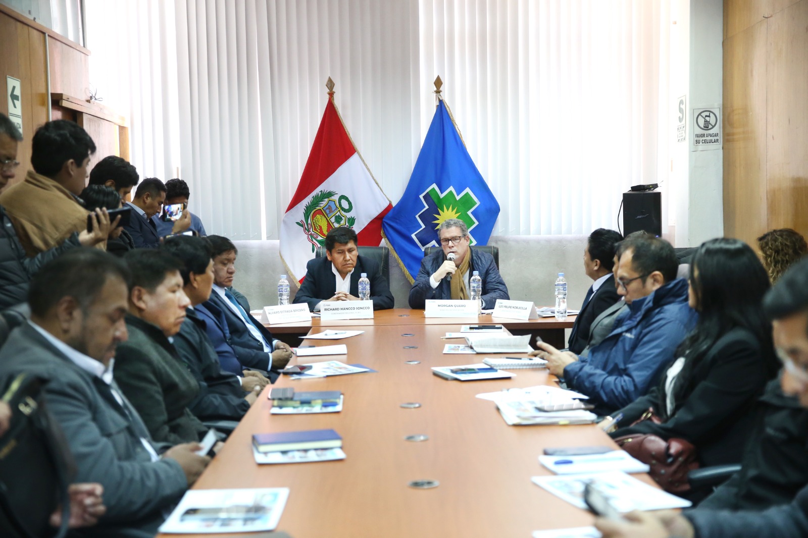 Inversión en infraestructura educativa se duplicó del 2023 al 2024 y también en el último trimestre, resaltó.
La construcción de seis Escuelas Bicentenario en Puno, que beneficiará a más de 5600 estudiantes, constituye una inversión histórica de más de 511 millones de soles realizada por el Gobierno de la presidenta constitucional de la república, Dina Boluarte. Esta significativa inversión debe ser replicada en el futuro para continuar fortaleciendo la educación en el país.
Así lo afirmó el ministro de Educación, Morgan Quero, durante su visita a Puno, donde supervisó el avance de los proyectos y conformó una mesa técnica de trabajo en colaboración con los alcaldes provinciales de Yunguyo, Chucuito Juli, Huancané, Azángaro, Carabaya y Desaguadero.
El ministro Quero detalló que las Escuelas Bicentenario que se construirán son la I. E. Tawantinsuyo (Desaguadero, Chucuito), I. E. Varones (Huancané), I. E. 73002 Glorioso 821 (Macusani, Carabaya), I. E. Telésforo Catacora (Juli, Chucuito), I. E. Pedro Vilcapaza (Azángaro) y la I. E. José Gálvez (Yunguyo).
"Estos modernos colegios estarán en capacidad de soportar heladas y otras inclemencias del clima, pero además traerán un nuevo enfoque pedagógico que se aplicará para fortalecer la educación para el trabajo, de manera que los egresados estén capacitados para incorporarse al mercado laboral sin pérdida de tiempo", explicó el ministro Quero.
Asimismo, indicó que los expedientes técnicos de estas seis Escuelas Bicentenario estarán listos en julio. Los trabajos se iniciarán en agosto de este año y la entrega de las nuevas y modernas instalaciones está programada para el segundo semestre de 2025. Anotó que también se ha invertido 45.5 millones de soles para implementar escuelas temporales y asegurar la continuidad del servicio educativo en la región.
Finalmente, el ministro reveló que su sector ha duplicado la inversión en infraestructura educativa del 2023 al 2024, y que la gestión, en lo que va del segundo trimestre, también ha duplicado el ritmo de inversión en comparación con lo avanzado entre enero y marzo de 2024.
El ministro Quero se reunió esta mañana con el gobernador regional Richard Hancco y autoridades locales para fortalecer el trabajo conjunto y hacer realidad el proyecto Escuelas Bicentenario en la región.
En la reunión, el titular de Educación felicitó al gobernador regional de Puno y a los alcaldes de Yunguyo, Chucuito Juli, Huancané, Azángaro, Carabaya y Desaguadero por su trabajo articulado con el Ministerio de Educación.
Durante la reunión con las autoridades puneñas, se coordinó evaluar la incorporación de 12 instituciones educativas de la región en el presupuesto 2025 del sector.
Así también, el ministro Quero precisó que se priorizará el proyecto de la Municipalidad Provincial de Puno para la rehabilitación de la Institución Educativa Emblemática Santa Rosa, con una inversión de 40 millones de soles.