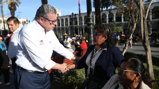 El ministro de Educación, Morgan Quero, y la viceministra de Gestión Pedagógica, María Esther Cuadros, participarán en el III Encuentro Nacional por los Aprendizajes que se realizará a partir de mañana durante dos días en Arequipa, organizado por la Asamblea Nacional de Gobiernos Regionales.

El ministro Quero, quien inaugurará el evento y participará en la sesión de mañana jueves, adelantó que en su exposición abordará las prioridades de su gestión y explicará la forma en que estas se articulan con las prioridades establecidas en el II Encuentro. La viceministra Cuadros estará presente en las sesiones del viernes.

El titular de Educación señaló que su sector promueve un Pacto Social por la Educación para buscar la mejora del servicio educativo y de la infraestructura de los colegios, con el propósito de ofrecer a nuestros niños y jóvenes una educación de calidad.

“A esta tarea están convocados todos, sin exclusiones, pues todos pueden aportar desde sus respectivas posiciones y funciones. En esa línea, estamos trabajando coordinadamente con los Gobiernos regionales y estoy seguro de que en este III Encuentro se consolidará ese esfuerzo para trabajar unidos por el futuro del país”, remarcó.

De otro lado, señaló que el Perú ha mejorado su posición relativa frente a otros países de América Latina en la prueba PISA, y afirmó que es el país latinoamericano que presenta un crecimiento más pronunciado en la región en todas las áreas evaluadas en el mismo periodo de tiempo.

Asimismo, indicó que su gestión prioriza la educación técnica y el fortalecimiento de los Institutos de Educación Superior Tecnológicos y Pedagógicos, para lo cual ha dispuesto una transferencia de 147 millones de soles a 22 Gobiernos regionales para que mejoren la infraestructura y el equipamiento de los institutos e impulsen su licenciamiento.

Al respecto, precisó que, a la fecha, se han licenciado 133 instituciones de educación superior tecnológica que atienden a casi 800 000 estudiantes del país. “De esta manera, los jóvenes egresados de la secundaria tendrán alternativas para capacitarse e incorporarse al mercado laboral en mejores condiciones”, agregó.

Como parte de los objetivos de su gestión, señaló que al terminar el año 2025 ya estarán funcionando 75 Escuelas Bicentenario que beneficiarán a más de 118 000 estudiantes en Lima y 9 regiones.
Explicó que las Escuelas Bicentenario, además de su moderna infraestructura, son parte de un nuevo modelo pedagógico que forma a los jóvenes para que se incorporen al mercado laboral una vez que egresen de la secundaria. Para ello, 64 de esas escuelas contarán con ambientes de formación para el trabajo.

El ministro Quero afirmó que su gestión promueve un aprendizaje participativo y busca que los estudiantes se sientan más comprometidos y motivados, y desarrollen sus habilidades sociales y el pensamiento crítico con el propósito de que fortalezcan su capacidad para aprender de manera continua y autónoma.
