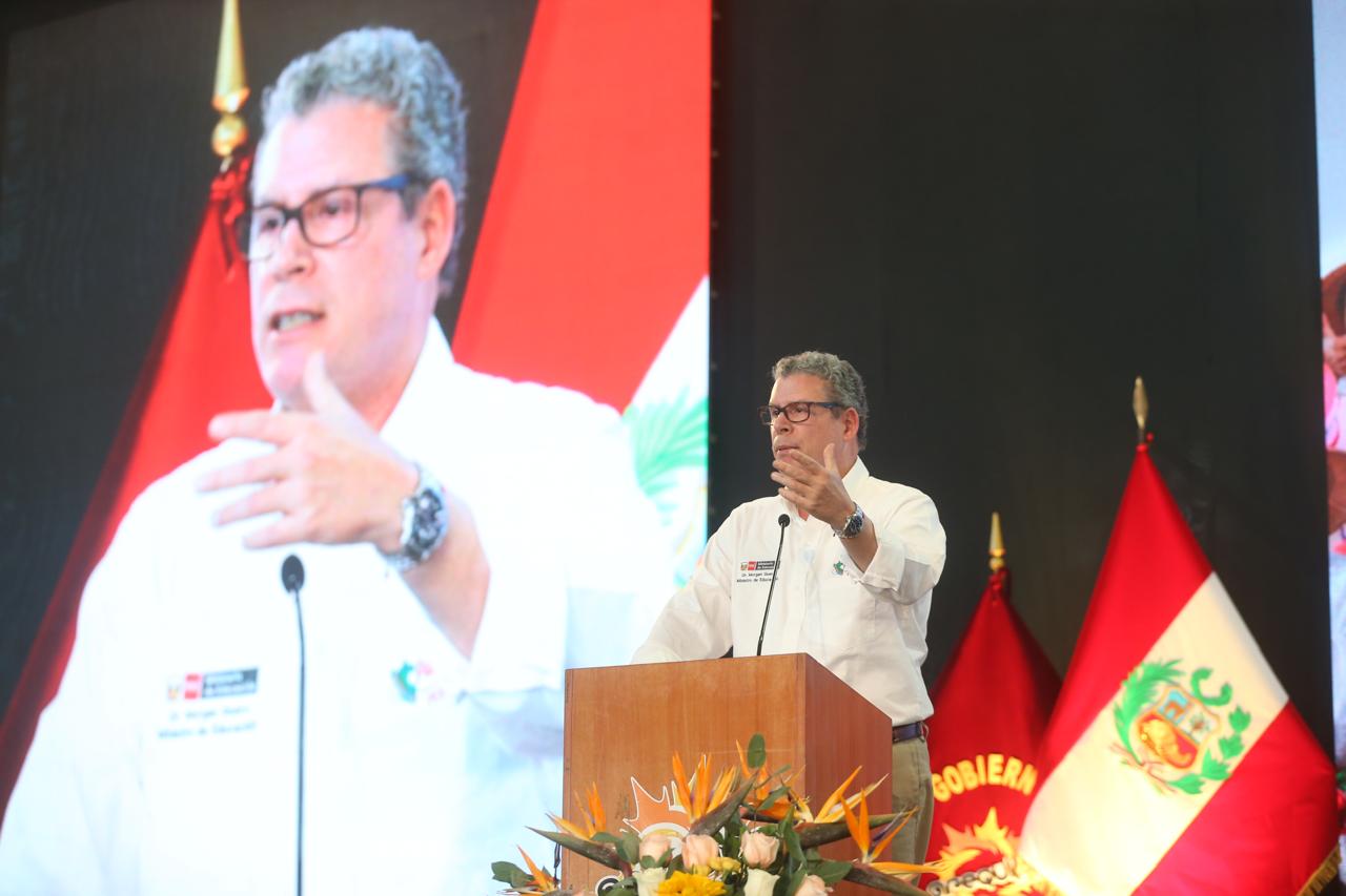 El ministro de Educación, Morgan Quero, afirmó en Arequipa que su sector “será implacable con los violadores disfrazados de docentes” y que pedirá al Congreso que tramite un proyecto de ley de la presidenta de la república, Dina Boluarte, para que los delitos de violación en agravio de estudiantes sean declarados imprescriptibles.
En su visita a la Ciudad Blanca, el ministro Quero inauguró el III Encuentro Nacional de Aprendizajes con la presencia de los gobernadores regionales de Arequipa, Cusco, Huancavelica y Moquegua, así como de autoridades educativas de todo el país.
Al revelar que en Lima se ha destituido a más de 180 docentes y auxiliares de educación por graves delitos, el ministro agregó que más del 90 por ciento de los sancionados laboraba en instituciones educativas privadas.
En una exposición posterior, el ministro Morgan Quero indicó que él promueve un Pacto Social por la Educación para buscar la mejora del servicio educativo y de la infraestructura de los colegios, con el propósito de ofrecer a nuestros niños y jóvenes una educación de calidad.
“A esta tarea están convocados todos, sin exclusiones, pues todos pueden aportar desde sus respectivas posiciones y funciones. En esa línea, estamos trabajando coordinadamente con los gobiernos regionales y estoy seguro de que en este tercer Encuentro se consolidará ese esfuerzo para trabajar unidos por el futuro del país”, acotó.
De otro lado, señaló que el Perú ha mejorado su posición relativa frente a otros países de América Latina en la prueba PISA y afirmó que es el país latinoamericano que presenta un crecimiento más pronunciado en la región en todas las áreas evaluadas en el mismo periodo de tiempo.
Asimismo, indicó que su gestión prioriza la educación técnica y el fortalecimiento de los Institutos de Educación Superior Tecnológicos y Pedagógicos, para lo cual ha dispuesto una transferencia de 147 millones de soles a 22 gobiernos regionales para que mejoren la infraestructura y el equipamiento de los institutos e impulsen su licenciamiento.
Al respecto, precisó que, a la fecha, se han licenciado 133 instituciones de educación superior tecnológica que atienden a casi 800 000 estudiantes en el ámbito nacional. “De esta manera, los jóvenes egresados de la secundaria tendrán alternativas para capacitarse e incorporarse al mercado laboral en mejores condiciones”, agregó.
Como parte de los objetivos de su gestión, señaló que al terminar el año 2025 ya estarán funcionando 75 Escuelas Bicentenario que beneficiarán a más de 118 000 estudiantes en Lima y 9 regiones.
Explicó que las Escuelas Bicentenario, además de su moderna infraestructura, son parte de un nuevo modelo pedagógico que forma a los jóvenes para que se incorporen al mercado laboral una vez que egresen del colegio, para lo cual 64 de ellas contarán con ambientes de formación para el trabajo.
Finalmente, el ministro Quero afirmó que su gestión promueve un aprendizaje participativo y busca que los estudiantes se sientan más comprometidos y motivados, y desarrollen sus habilidades sociales y el pensamiento crítico con el propósito de que fortalezcan su capacidad para aprender de manera continua y autónoma.