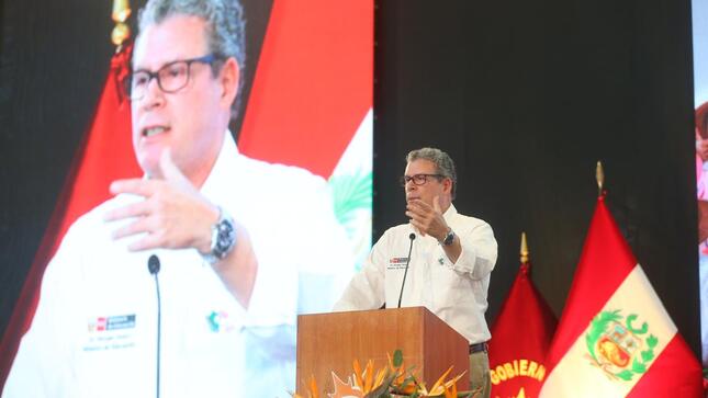 El ministro de Educación, Morgan Quero, afirmó en Arequipa que su sector “será implacable con los violadores disfrazados de docentes” y que pedirá al Congreso que tramite un proyecto de ley de la presidenta de la república, Dina Boluarte, para que los delitos de violación en agravio de estudiantes sean declarados imprescriptibles.

En su visita a la Ciudad Blanca, el ministro Quero inauguró el III Encuentro Nacional de Aprendizajes con la presencia de los gobernadores regionales de Arequipa, Cusco, Huancavelica y Moquegua, así como de autoridades educativas de todo el país.

Al revelar que en Lima se ha destituido a más de 180 docentes y auxiliares de educación por graves delitos, el ministro agregó que más del 90 por ciento de los sancionados laboraba en instituciones educativas privadas.

En una exposición posterior, el ministro Morgan Quero indicó que él promueve un Pacto Social por la Educación para buscar la mejora del servicio educativo y de la infraestructura de los colegios, con el propósito de ofrecer a nuestros niños y jóvenes una educación de calidad.

“A esta tarea están convocados todos, sin exclusiones, pues todos pueden aportar desde sus respectivas posiciones y funciones. En esa línea, estamos trabajando coordinadamente con los gobiernos regionales y estoy seguro de que en este tercer Encuentro se consolidará ese esfuerzo para trabajar unidos por el futuro del país”, acotó.

De otro lado, señaló que el Perú ha mejorado su posición relativa frente a otros países de América Latina en la prueba PISA y afirmó que es el país latinoamericano que presenta un crecimiento más pronunciado en la región en todas las áreas evaluadas en el mismo periodo de tiempo.

Asimismo, indicó que su gestión prioriza la educación técnica y el fortalecimiento de los Institutos de Educación Superior Tecnológicos y Pedagógicos, para lo cual ha dispuesto una transferencia de 147 millones de soles a 22 gobiernos regionales para que mejoren la infraestructura y el equipamiento de los institutos e impulsen su licenciamiento.

Al respecto, precisó que, a la fecha, se han licenciado 133 instituciones de educación superior tecnológica que atienden a casi 800 000 estudiantes en el ámbito nacional. “De esta manera, los jóvenes egresados de la secundaria tendrán alternativas para capacitarse e incorporarse al mercado laboral en mejores condiciones”, agregó.

Como parte de los objetivos de su gestión, señaló que al terminar el año 2025 ya estarán funcionando 75 Escuelas Bicentenario que beneficiarán a más de 118 000 estudiantes en Lima y 9 regiones.

Explicó que las Escuelas Bicentenario, además de su moderna infraestructura, son parte de un nuevo modelo pedagógico que forma a los jóvenes para que se incorporen al mercado laboral una vez que egresen del colegio, para lo cual 64 de ellas contarán con ambientes de formación para el trabajo.

Finalmente, el ministro Quero afirmó que su gestión promueve un aprendizaje participativo y busca que los estudiantes se sientan más comprometidos y motivados, y desarrollen sus habilidades sociales y el pensamiento crítico con el propósito de que fortalezcan su capacidad para aprender de manera continua y autónoma.