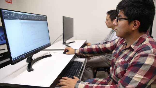 Un total de 28 directores y 84 jefes seleccionados de las unidades de gestión educativa local (UGEL) de 17 regiones participan en el programa UGEL Transforma organizado por el Ministerio de Educación (Minedu) con el fin de mejorar sus competencias y la calidad del servicio educativo en su territorio.

Como parte del programa, se ha iniciado el curso Gestión y Liderazgo Educativo, que es dictado por Centrum PUCP, y se implementa en el marco de la alianza estratégica entre el Minedu, a través de la Dirección de Fortalecimiento de Capacidades (Difoca), y la Asociación Osmia y su programa Kallpachay.

Al inaugurar el programa, el director de Difoca, Sergio Alván, señaló que los directores de las UGEL son responsables de la gestión, planificación, supervisión y evaluación de la gestión y servicio educativo en su territorio.

En tanto, el ministro de Educación, Morgan Quero, anotó que, para que cumplan con éxito esa tarea, es necesario fortalecer sus habilidades y competencias directivas para que lideren y motiven a su equipo de trabajo y tomen decisiones efectivas y estratégicas para el mejoramiento continuo de la educación.


