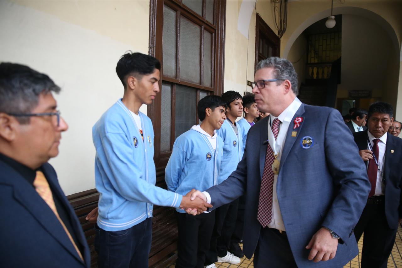 El ministro Morgan Quero reafirmó su compromiso con la educación técnica e hizo un llamado a impulsar el Pacto Social por la Educación para trabajar juntos por el futuro de los niños y jóvenes, y el desarrollo del Perú.
Al recibir la medalla Excelencia en Innovación, de parte de la directora del Instituto de Educación Superior Tecnológico Público "José Pardo", Doris Medina, el ministro de Educación señaló que su gestión seguirá apoyando a los institutos tecnológicos para que mejoren su infraestructura y equipamiento, y obtengan el licenciamiento. Esto, en una labor coordinada con los Gobiernos regionales, las municipalidades y las comunidades educativas.
El titular de Educación recibió la distinción en una ceremonia conmemorativa por el sesquicentenario del nacimiento de Pedro Paulet, ingeniero peruano considerado precursor de la aeronavegación a propulsión y pionero de la era espacial, que se realizó en las instalaciones del Instituto de Educación Superior Tecnológico Público "José Pardo".
Al agradecer el reconocimiento, el ministro Quero señaló que la educación técnica es una prioridad; pues, gracias a ella, los jóvenes peruanos pueden recibir una formación integral y convertirse en los profesionales que el mercado laboral y el desarrollo del país requieren.
Asimismo, dijo que los esfuerzos de su gestión están orientados a fortalecer la educación para el trabajo, y que esta propuesta está presente en el nuevo modelo de enseñanza de las 75 Escuelas Bicentenario que se construyen en Lima y en nueve regiones del país.
Anotó, además, que se mejorará la capacidad y el equipamiento de los colegios, y, a modo de ejemplo, señaló que los estudiantes que están en zonas rurales podrán familiarizarse con algunas técnicas asociadas al trabajo en el campo.
“En donde corresponda, vamos a ir focalizando para mejorar su equipamiento y acercarlos a temas tecnológicos de computación e innovación, para promover ese talento que tienen nuestros niños y jóvenes”, acotó.
De otro lado, informó que el Ministerio de Educación ha elaborado un proyecto de ley para que los docentes que tienen antecedentes por diversos delitos no puedan seguir en las aulas.
“Lamentablemente, tengo que decirlo, estas personas no son educadores, son violadores disfrazados de docentes. Desde el Ministerio de Educación, vamos a ser implacables y firmes con estos casos”, subrayó.
