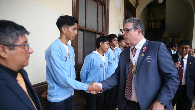 El ministro Morgan Quero reafirmó su compromiso con la educación técnica e hizo un llamado a impulsar el Pacto Social por la Educación para trabajar juntos por el futuro de los niños y jóvenes, y el desarrollo del Perú.


Al recibir la medalla Excelencia en Innovación, de parte de la directora del Instituto de Educación Superior Tecnológico Público "José Pardo", Doris Medina, el ministro de Educación señaló que su gestión seguirá apoyando a los institutos tecnológicos para que mejoren su infraestructura y equipamiento, y obtengan el licenciamiento. Esto, en una labor coordinada con los Gobiernos regionales, las municipalidades y las comunidades educativas.


El titular de Educación recibió la distinción en una ceremonia conmemorativa por el sesquicentenario del nacimiento de Pedro Paulet, ingeniero peruano considerado precursor de la aeronavegación a propulsión y pionero de la era espacial, que se realizó en las instalaciones del Instituto de Educación Superior Tecnológico Público "José Pardo".

Al agradecer el reconocimiento, el ministro Quero señaló que la educación técnica es una prioridad; pues, gracias a ella, los jóvenes peruanos pueden recibir una formación integral y convertirse en los profesionales que el mercado laboral y el desarrollo del país requieren.


Asimismo, dijo que los esfuerzos de su gestión están orientados a fortalecer la educación para el trabajo, y que esta propuesta está presente en el nuevo modelo de enseñanza de las 75 Escuelas Bicentenario que se construyen en Lima y en nueve regiones del país.


Anotó, además, que se mejorará la capacidad y el equipamiento de los colegios, y, a modo de ejemplo, señaló que los estudiantes que están en zonas rurales podrán familiarizarse con algunas técnicas asociadas al trabajo en el campo.


“En donde corresponda, vamos a ir focalizando para mejorar su equipamiento y acercarlos a temas tecnológicos de computación e innovación, para promover ese talento que tienen nuestros niños y jóvenes”, acotó.


De otro lado, informó que el Ministerio de Educación ha elaborado un proyecto de ley para que los docentes que tienen antecedentes por diversos delitos no puedan seguir en las aulas.


“Lamentablemente, tengo que decirlo, estas personas no son educadores, son violadores disfrazados de docentes. Desde el Ministerio de Educación, vamos a ser implacables y firmes con estos casos”, subrayó.