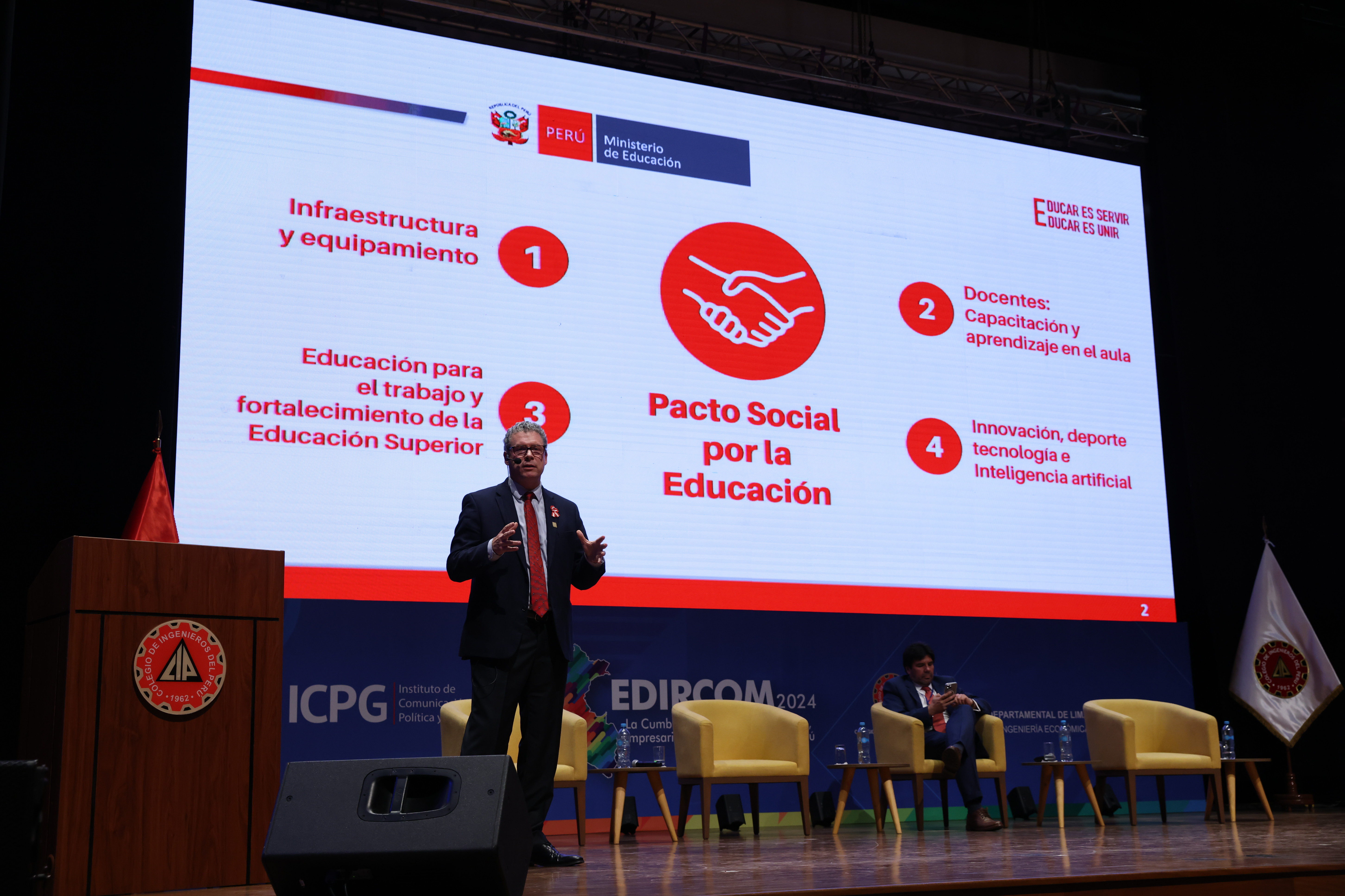 El Pacto Social por la Educación tiene como objetivo avanzar hacia el cierre de brechas históricas, indica
El ministro de Educación, Morgan Quero, señaló que su sector impulsa un shock de inversiones por un monto de 6950 millones de soles para mejorar la infraestructura educativa y ofrecer a los niños y jóvenes del país una educación de calidad en los colegios públicos.
Al exponer los lineamientos del Pacto Social por la Educación que promueve su gestión, precisó que 5900 millones de soles serán destinados a la construcción de 75 Escuelas Bicentenario; 135 millones soles, a la implementación de 26 escuelas modulares en 26 regiones; 900 millones de soles, al mantenimiento y rehabilitación de 55 000 instituciones educativas en el país, y 15 millones de soles, al mantenimiento de 400 colegios de Lima con el apoyo de las Fuerzas Armadas.
El ministro Quero explicó que el Pacto Social por la Educación tiene cuatro ejes: infraestructura y equipamiento; capacitación de docentes y aprendizaje en el aula; educación para el trabajo y fortalecimiento de la educación superior, e innovación, deporte, tecnología e inteligencia artificial.
Añadió que esta gran convocatoria tiene como objetivo avanzar hacia el cierre de brechas históricas en la educación nacional, y está dirigida a la sociedad civil, el sector privado, los Gobiernos regionales y locales, el Congreso, las universidades, los gremios, los docentes y la ciudadanía en general.
“Tenemos que unir esfuerzos y voluntades para mejorar el servicio educativo, para que nuestros niños y jóvenes tengan adecuadas condiciones de estudio y se formen como buenos ciudadanos, que contribuyan al desarrollo del país. A esta inmensa y noble tarea, todos estamos convocados, pues educar es servir y educar es unir”, afirmó.
El titular de Educación indicó que, en ejercicio de su responsabilidad social, el sector privado podrá hacerse cargo de una institución educativa mediante el programa Abraza un Colegio y participar en la construcción de Colegios de Alto Rendimiento en todas las regiones.
De otro lado, informó que el Ministerio de Educación desarrolla un programa de formación docente en servicio para capacitar a, aproximadamente, 200 000 profesores. Además, ha suscrito convenios con seis universidades nacionales para mejorar las competencias profesionales de los maestros.
Al referirse a la educación para el trabajo, señaló que 317 000 estudiantes cursan secundaria con formación técnica en 650 instituciones educativas y que 118 000 estudiantes de las 75 Escuelas Bicentenario estarán en condiciones de incorporarse al mercado laboral al egresar de las aulas.
Finalmente, planteó un plan de integración de la inteligencia artificial con el fin de fortalecer competencias para el manejo de entornos digitales, promover la investigación y el desarrollo de nuevos recursos educativos y ofrecer asistencia técnica a los actores educativos para su adopción, uso y aprovechamiento.