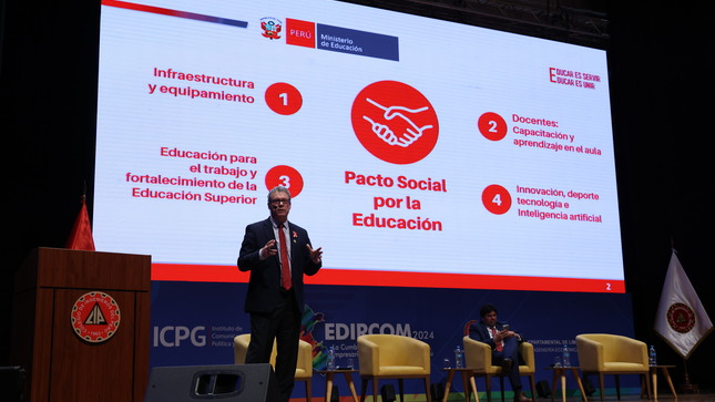 El Pacto Social por la Educación tiene como objetivo avanzar hacia el cierre de brechas históricas, indica

El ministro de Educación, Morgan Quero, señaló que su sector impulsa un shock de inversiones por un monto de 6950 millones de soles para mejorar la infraestructura educativa y ofrecer a los niños y jóvenes del país una educación de calidad en los colegios públicos.


Al exponer los lineamientos del Pacto Social por la Educación que promueve su gestión, precisó que 5900 millones de soles serán destinados a la construcción de 75 Escuelas Bicentenario; 135 millones soles, a la implementación de 26 escuelas modulares en 26 regiones; 900 millones de soles, al mantenimiento y rehabilitación de 55 000 instituciones educativas en el país, y 15 millones de soles, al mantenimiento de 400 colegios de Lima con el apoyo de las Fuerzas Armadas.


El ministro Quero explicó que el Pacto Social por la Educación tiene cuatro ejes: infraestructura y equipamiento; capacitación de docentes y aprendizaje en el aula; educación para el trabajo y fortalecimiento de la educación superior, e innovación, deporte, tecnología e inteligencia artificial.


Añadió que esta gran convocatoria tiene como objetivo avanzar hacia el cierre de brechas históricas en la educación nacional, y está dirigida a la sociedad civil, el sector privado, los Gobiernos regionales y locales, el Congreso, las universidades, los gremios, los docentes y la ciudadanía en general.


“Tenemos que unir esfuerzos y voluntades para mejorar el servicio educativo, para que nuestros niños y jóvenes tengan adecuadas condiciones de estudio y se formen como buenos ciudadanos, que contribuyan al desarrollo del país. A esta inmensa y noble tarea, todos estamos convocados, pues educar es servir y educar es unir”, afirmó.


El titular de Educación indicó que, en ejercicio de su responsabilidad social, el sector privado podrá hacerse cargo de una institución educativa mediante el programa Abraza un Colegio y participar en la construcción de Colegios de Alto Rendimiento en todas las regiones.


De otro lado, informó que el Ministerio de Educación desarrolla un programa de formación docente en servicio para capacitar a, aproximadamente, 200 000 profesores. Además, ha suscrito convenios con seis universidades nacionales para mejorar las competencias profesionales de los maestros.


Al referirse a la educación para el trabajo, señaló que 317 000 estudiantes cursan secundaria con formación técnica en 650 instituciones educativas y que 118 000 estudiantes de las 75 Escuelas Bicentenario estarán en condiciones de incorporarse al mercado laboral al egresar de las aulas.


Finalmente, planteó un plan de integración de la inteligencia artificial con el fin de fortalecer competencias para el manejo de entornos digitales, promover la investigación y el desarrollo de nuevos recursos educativos y ofrecer asistencia técnica a los actores educativos para su adopción, uso y aprovechamiento.